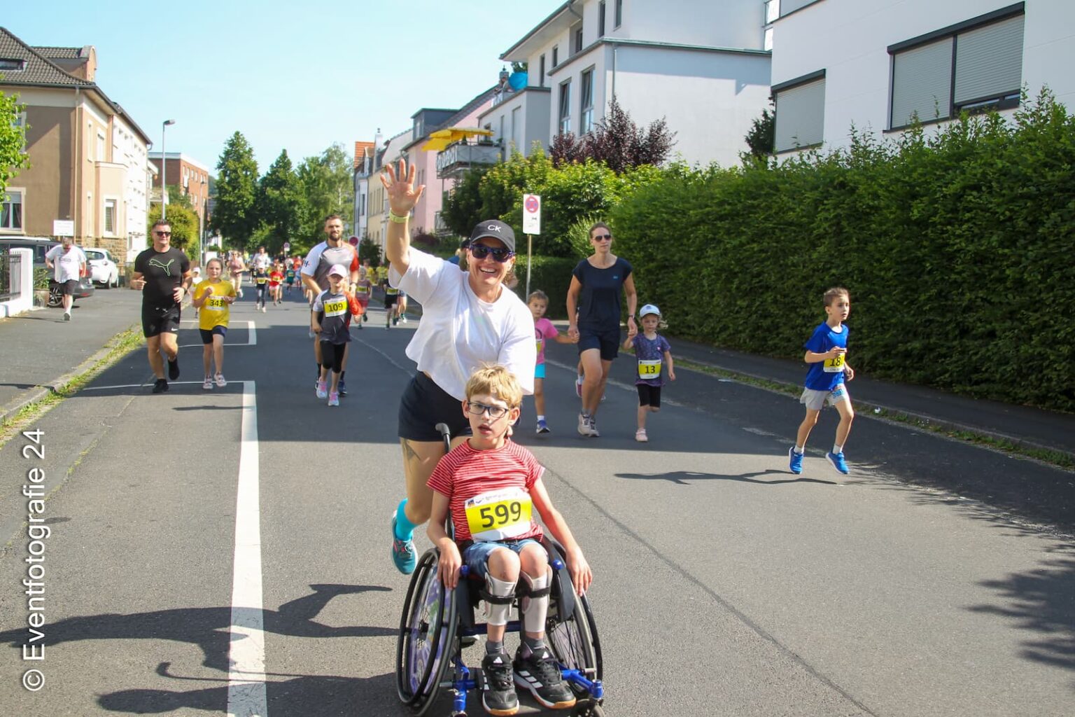 Foto vom Hennefer Europalauf - eine Frau schiebt einen jungen im Rollstuhl