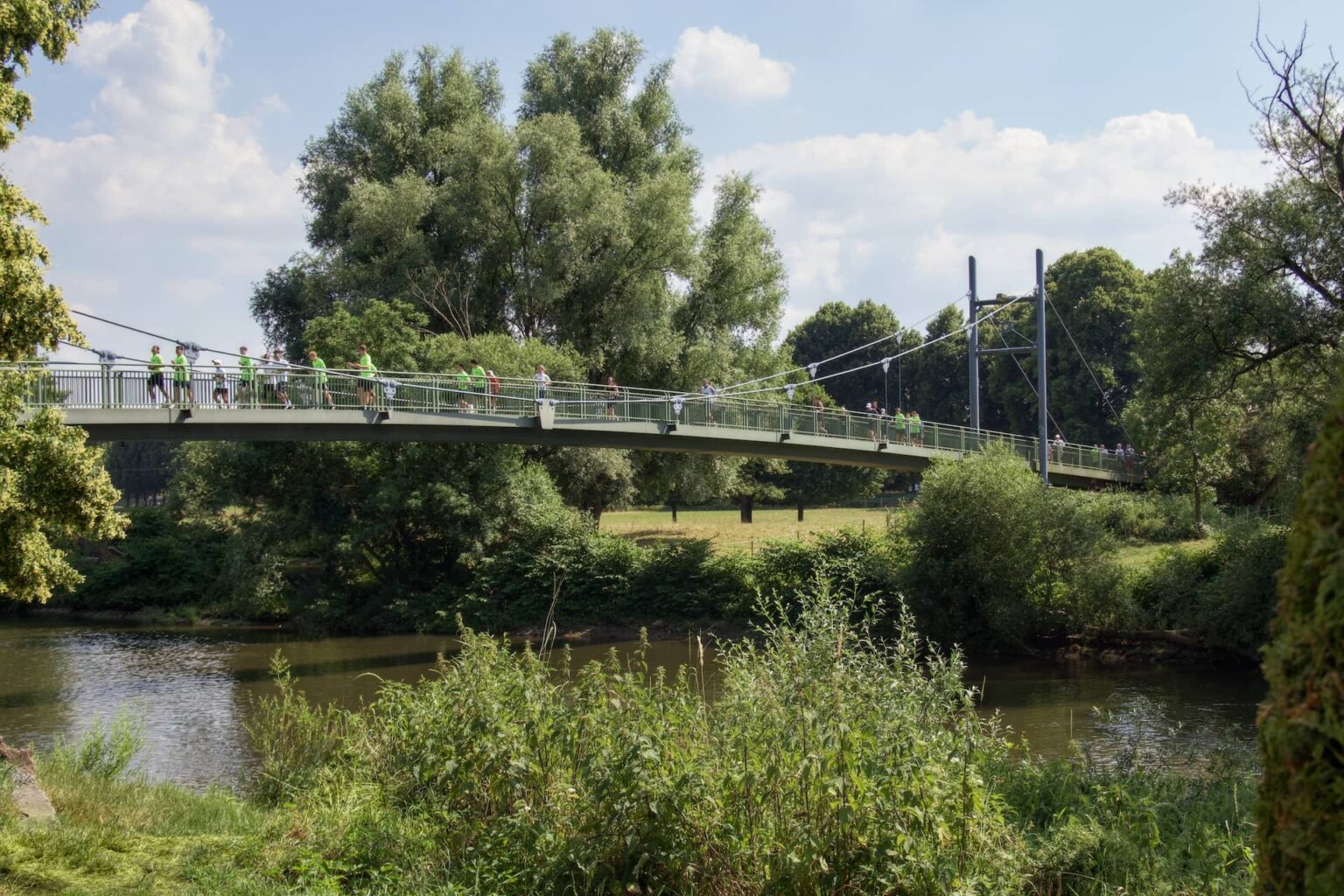 Gruppe Läuferinnen und Läufer auf der Brücke der Sieglinde Hennef