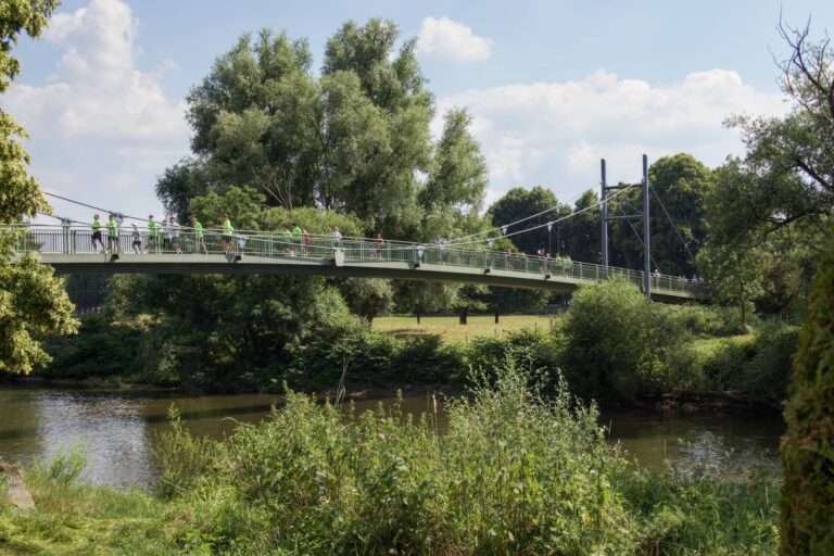 Gruppe Läuferinnen und Läufer auf der Brücke der Sieglinde Hennef