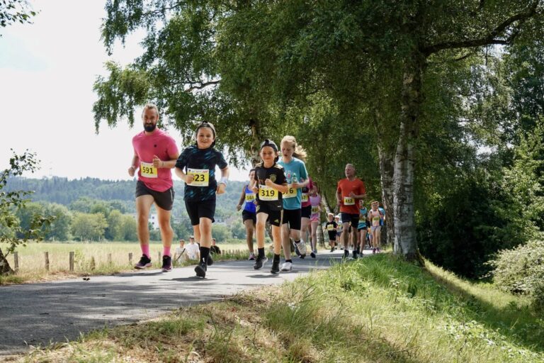 Familie läuft einen Weg auf dem Hennefer Siegdamm entlang.