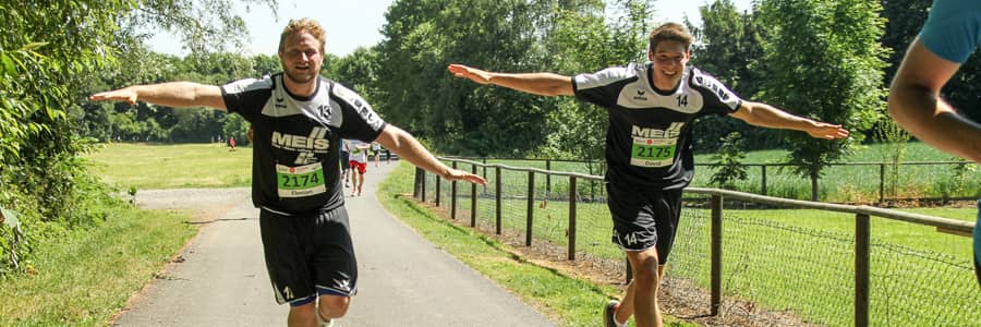 Zwei Läufer im gemeinsamen Trikot nehmen an der Teamchallenge beim Europalauf Hennef teil