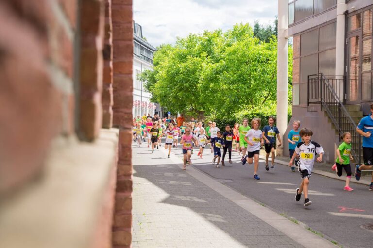 Kinder laufen beim Schnupperlauf des Hennefer Europalaufs
